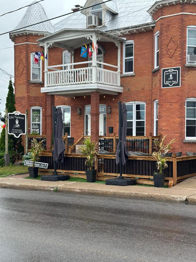 Lachute Auberge Et Bistro Namaste מראה חיצוני תמונה